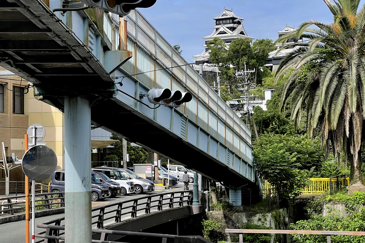 熊本市中央区城東歩道橋から熊本城を望む